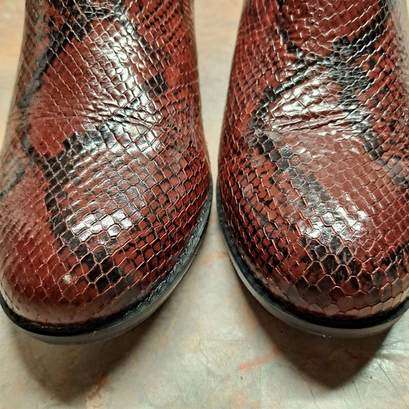 Vionic Leather Ankle Boots Clara Boa Women’s 9.5 Wine Booties Red Snakeskin - Picture 12 of 12